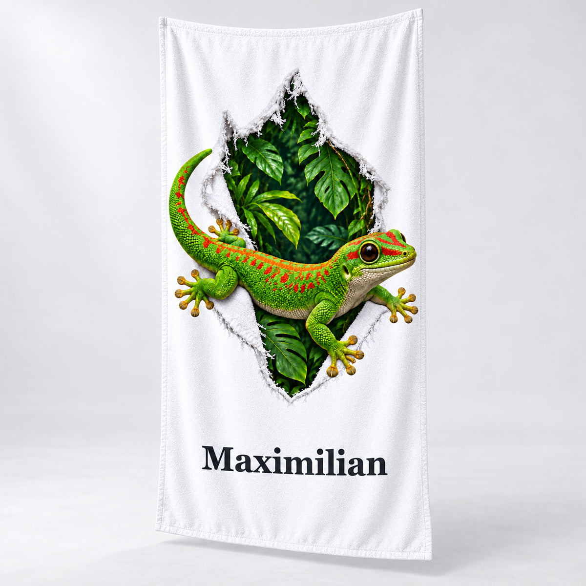 Handtuch mit Gecko im Stoffriss-Look und Wunschname, schräg gezeigt