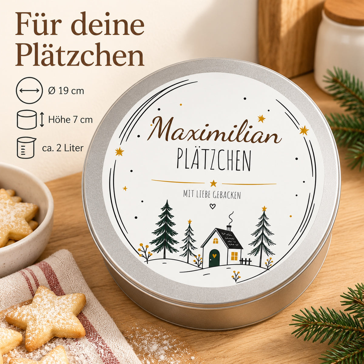 Keksdose Waldhäuschen mit Maßangaben: 19 cm Durchmesser, 7 cm Höhe und ungefähr 2 Liter Fassungsvermögen.