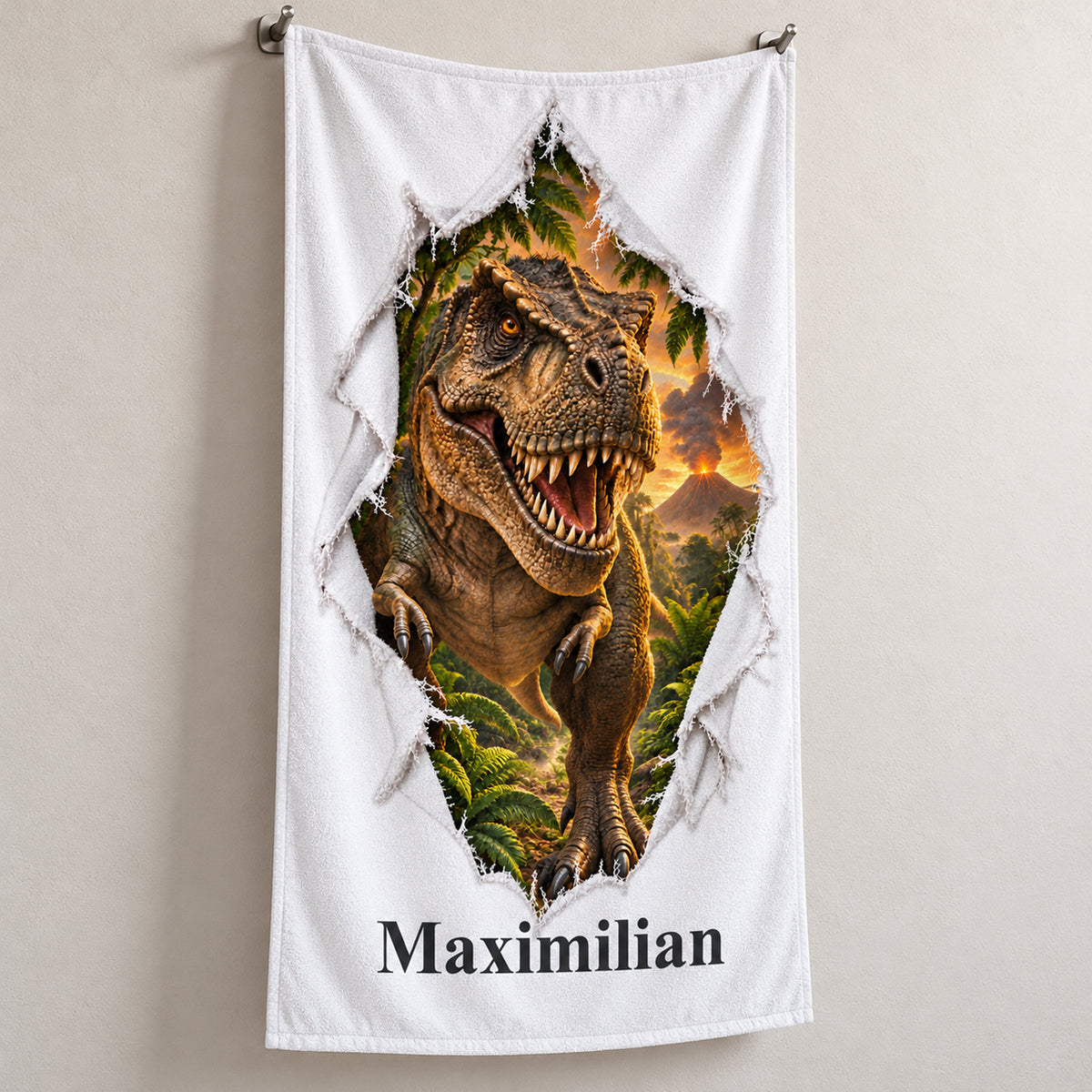 Weißes personalisiertes Handtuch mit T-Rex-Motiv im Stoffriss-Design in schräger Studioansicht mit sichtbarem Saum.