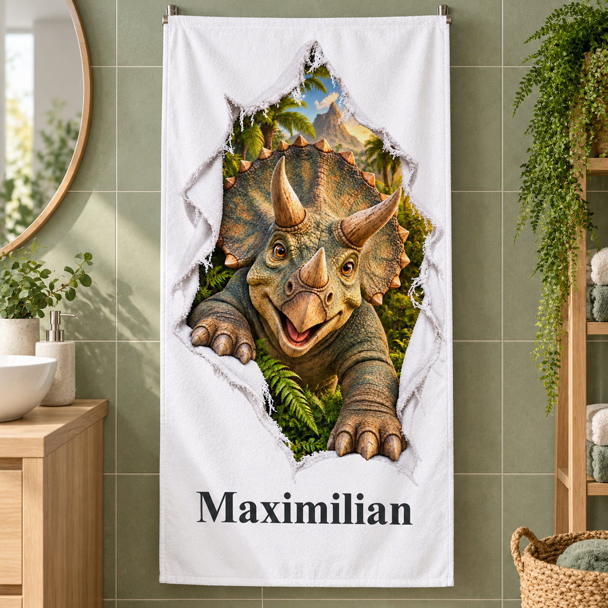 Weißes personalisiertes Handtuch mit Triceratops-Motiv im Stoffriss-Design an einer Badezimmerwand.