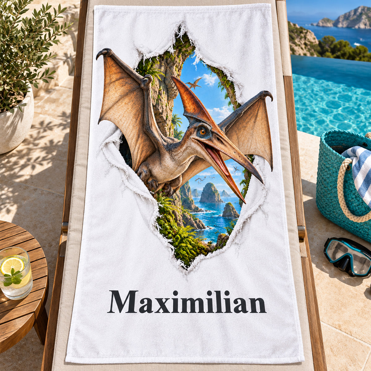 Weißes personalisiertes Handtuch mit Flugsaurier-Motiv im Stoffriss-Design auf einer Liege am Pool mit Meerblick und türkisfarbener Tasche.