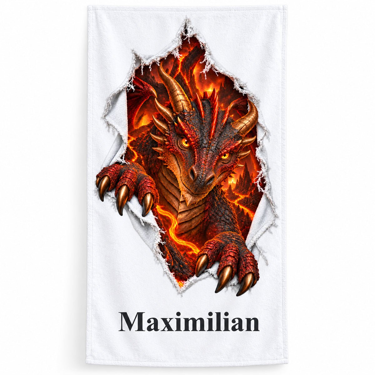 Weißes personalisiertes Handtuch mit Feuerdrache-Motiv im Stoffriss-Design freigestellt vor weißem Hintergrund.