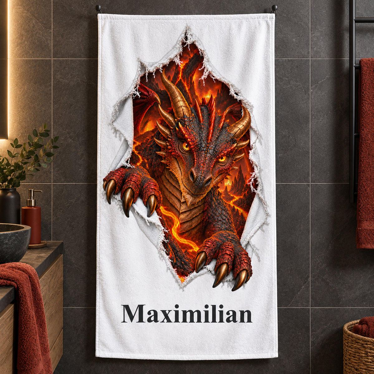 Weißes personalisiertes Handtuch mit Feuerdrache-Motiv im Stoffriss-Design an einer Badezimmerwand.