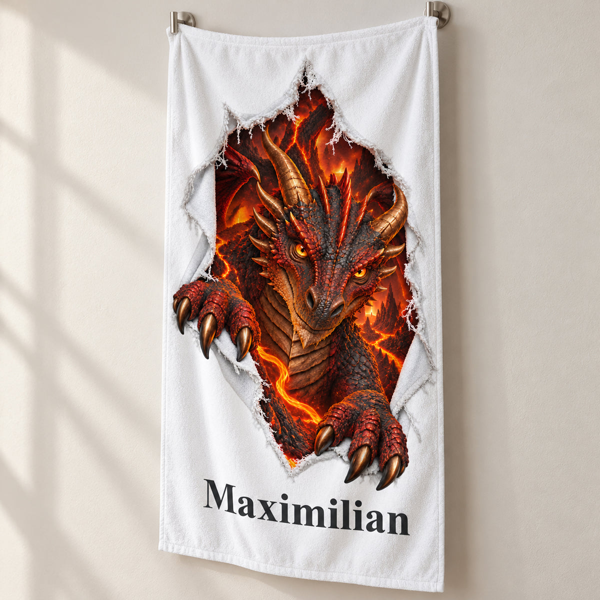 Weißes personalisiertes Handtuch mit Feuerdrache-Motiv im Stoffriss-Design in schräger Studioansicht mit sichtbarem Saum.
