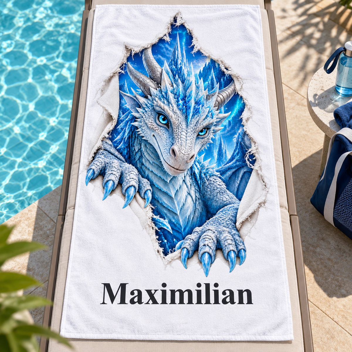 Weißes personalisiertes Handtuch mit Eisdrache-Motiv im Stoffriss-Design auf einer Liege am Pool neben einer blauen Schwimmtasche.