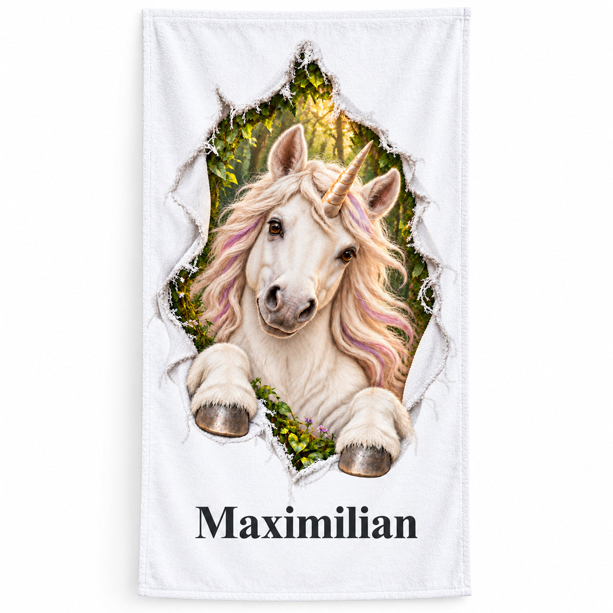Weißes personalisiertes Handtuch mit Einhorn-Motiv im Stoffriss-Design freigestellt vor weißem Hintergrund.