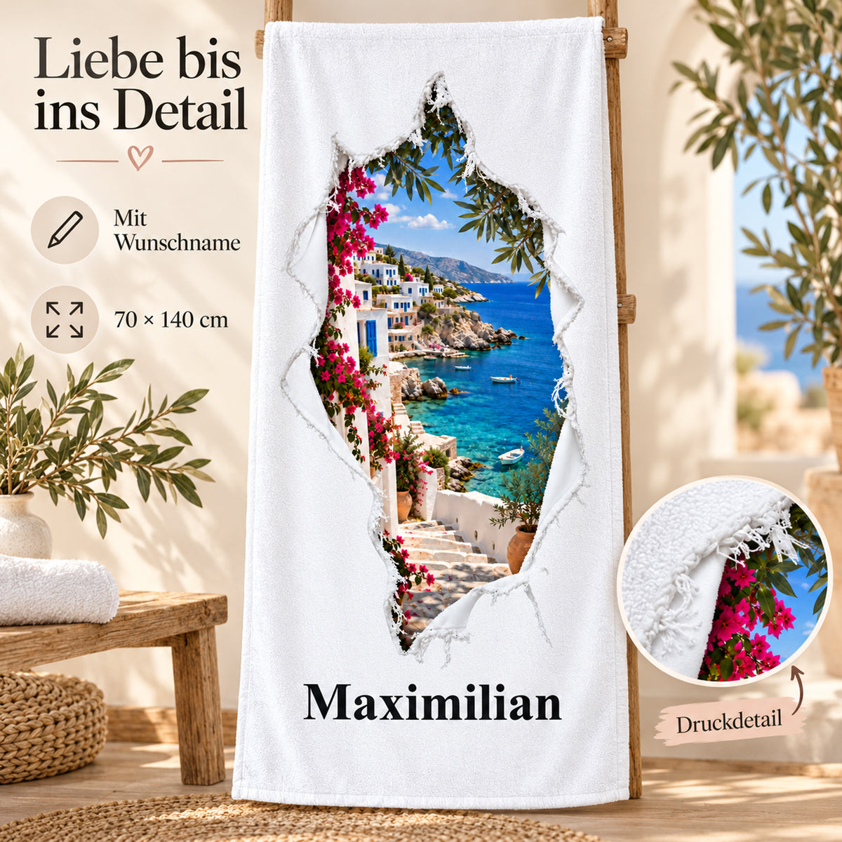 Handtuch mit mediterraner Bucht in Rissoptik und Wunschname, mit Druckdetail und Größenangabe