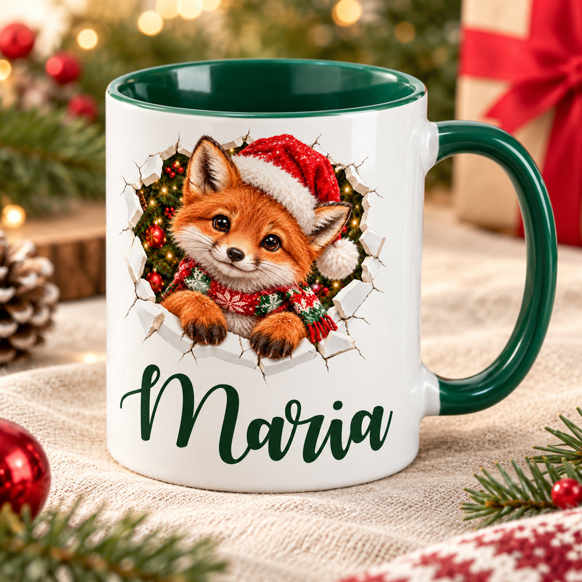 Weihnachtstasse mit Fuchs und Wunschname schräg von vorn, grüner Henkel und Innenraum sichtbar