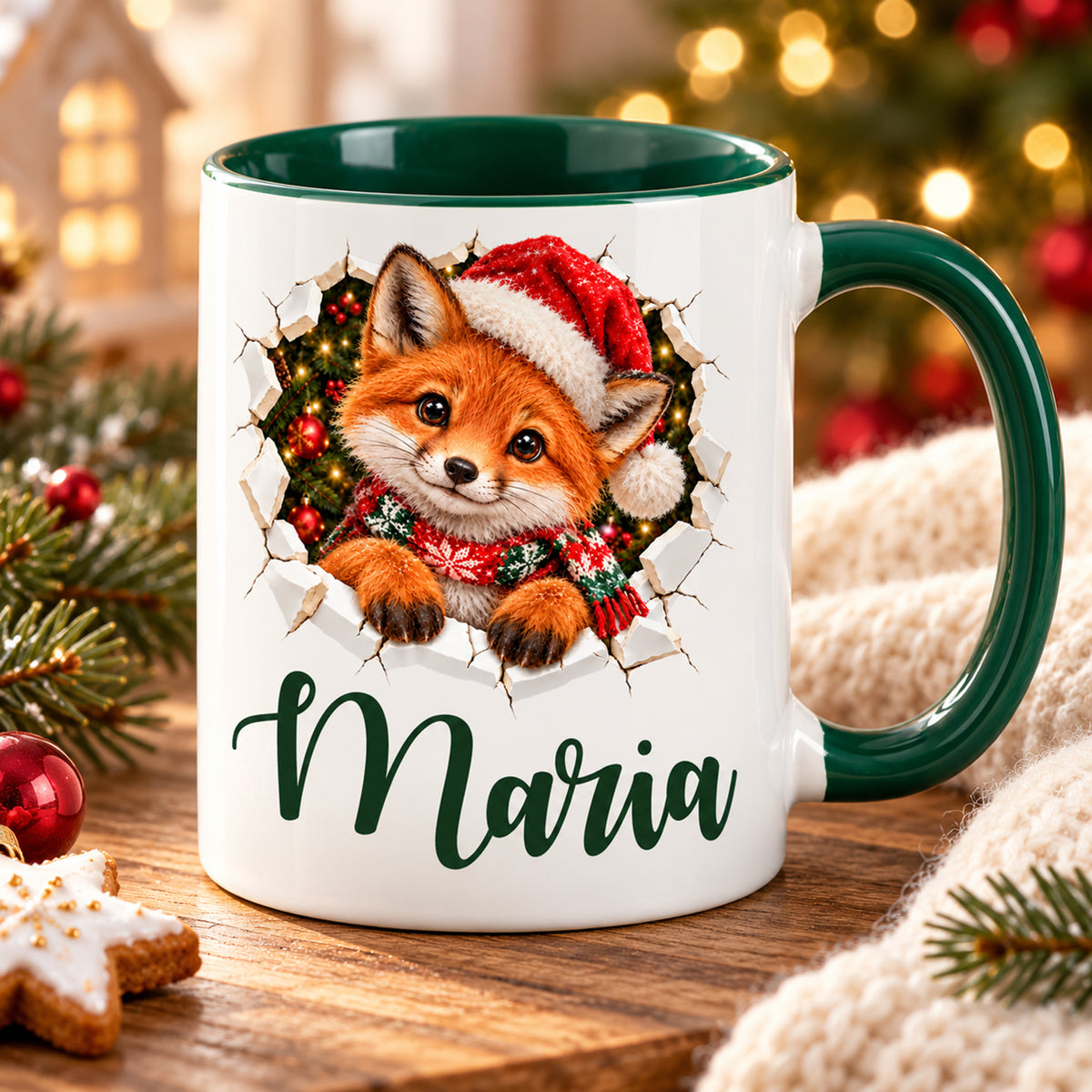 Personalisierte Weihnachtstasse mit Fuchs-Motiv und grünem Henkel in einer weihnachtlichen Wohnszene