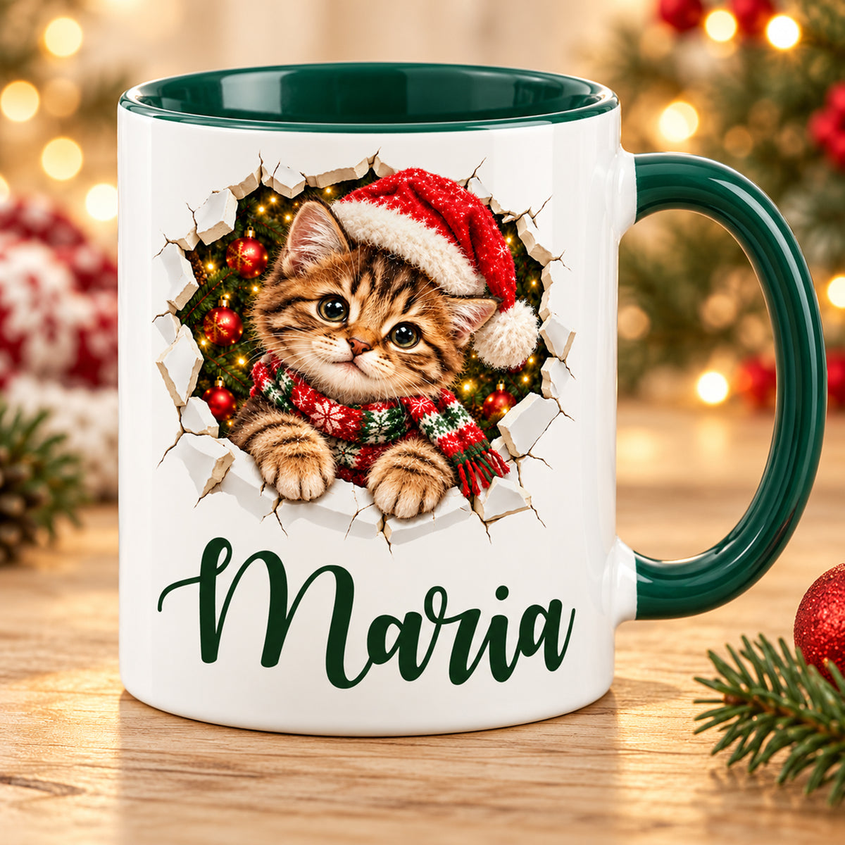 Weiße Tasse mit grünem Henkel und Innenraum, weihnachtlichem Katze-Motiv und Wunschname in Bruch-Optik