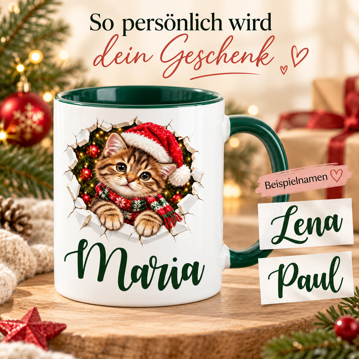Personalisierung der Weihnachtstasse: Wunschname unter dem Katze-Motiv mit Weihnachtsmütze und Schal