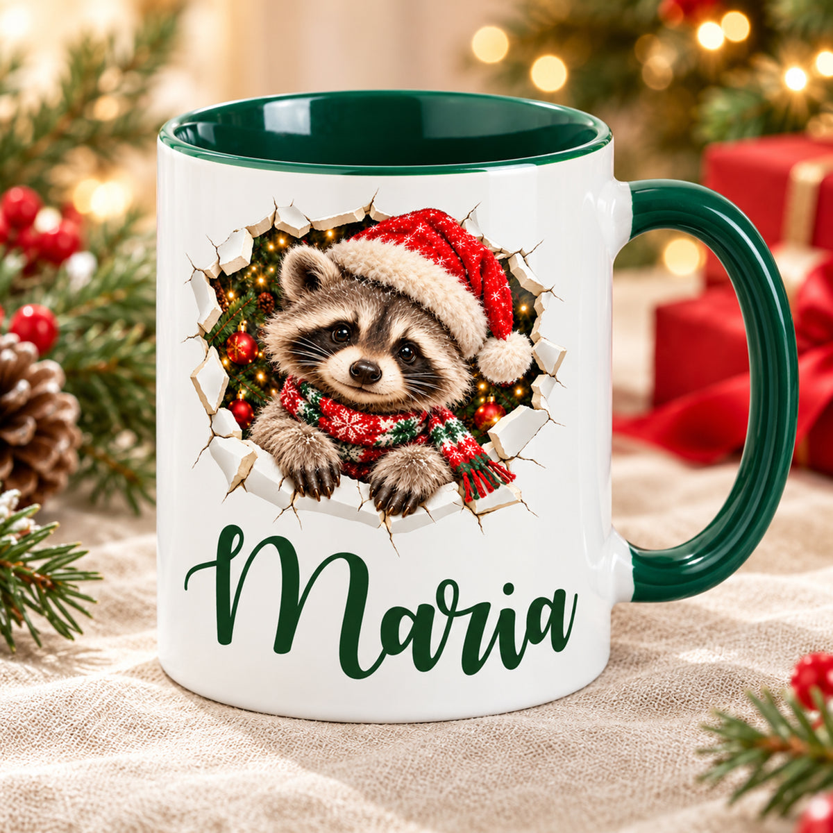 Weihnachtstasse mit Waschbär und Wunschname schräg von vorn, grüner Henkel und Innenraum sichtbar