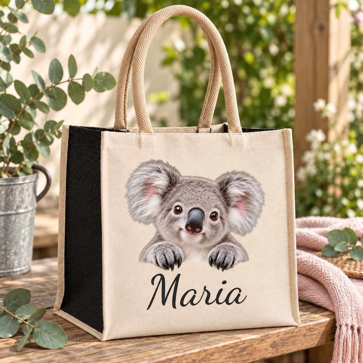 Personalisierte Koala-Einkaufstasche auf einer Holzbank