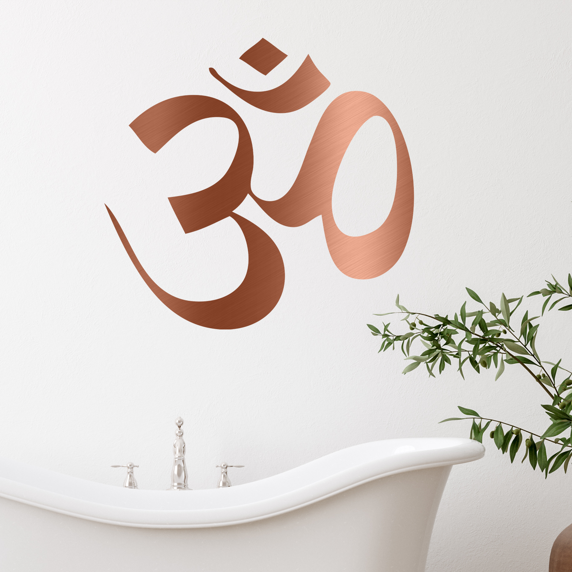 Wandtattoo Kupfernes Om-Symbol an weißer Wand über Badewanne.