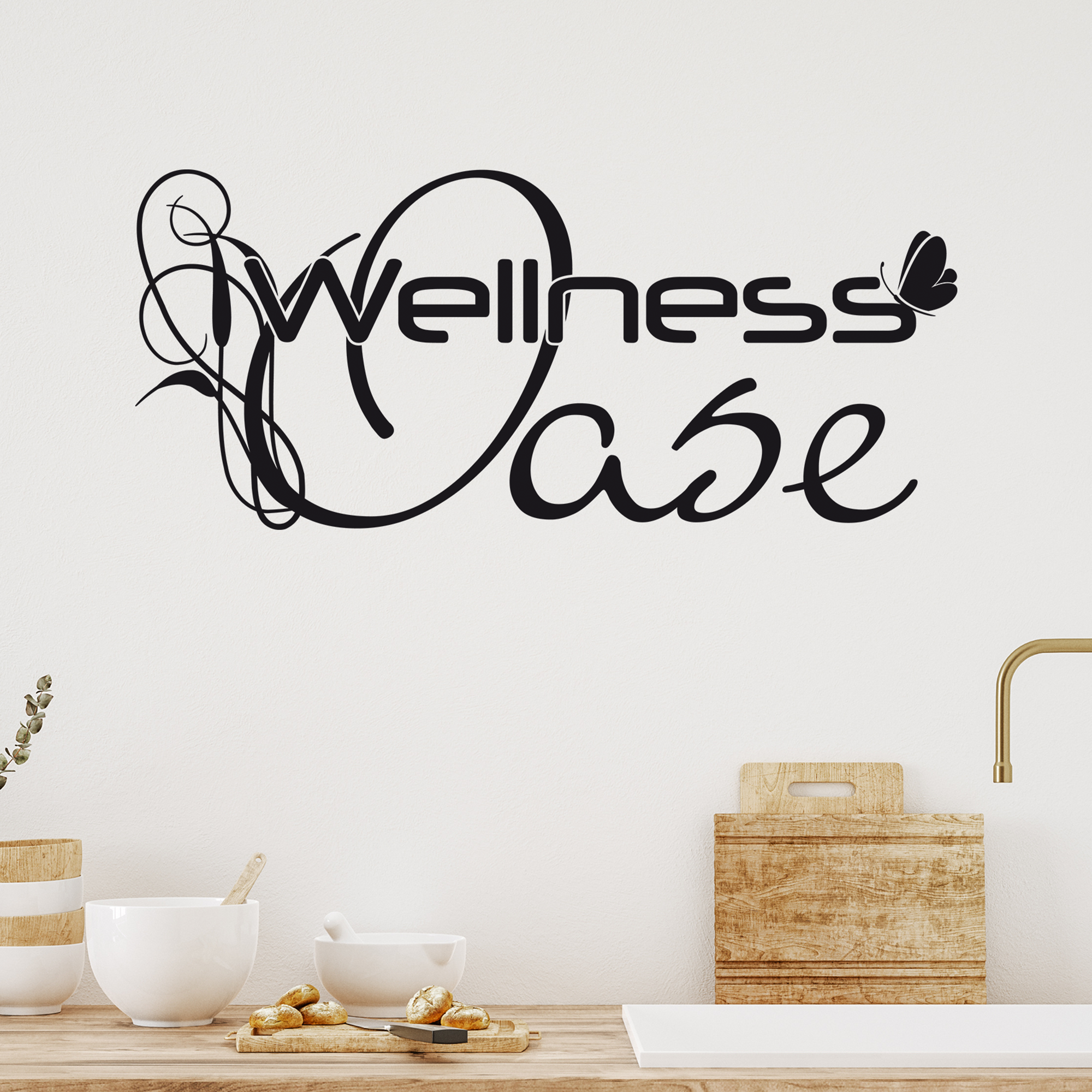 Wandtattoo "Wellness Oase" in Schwarz mit dekorativen Elementen.