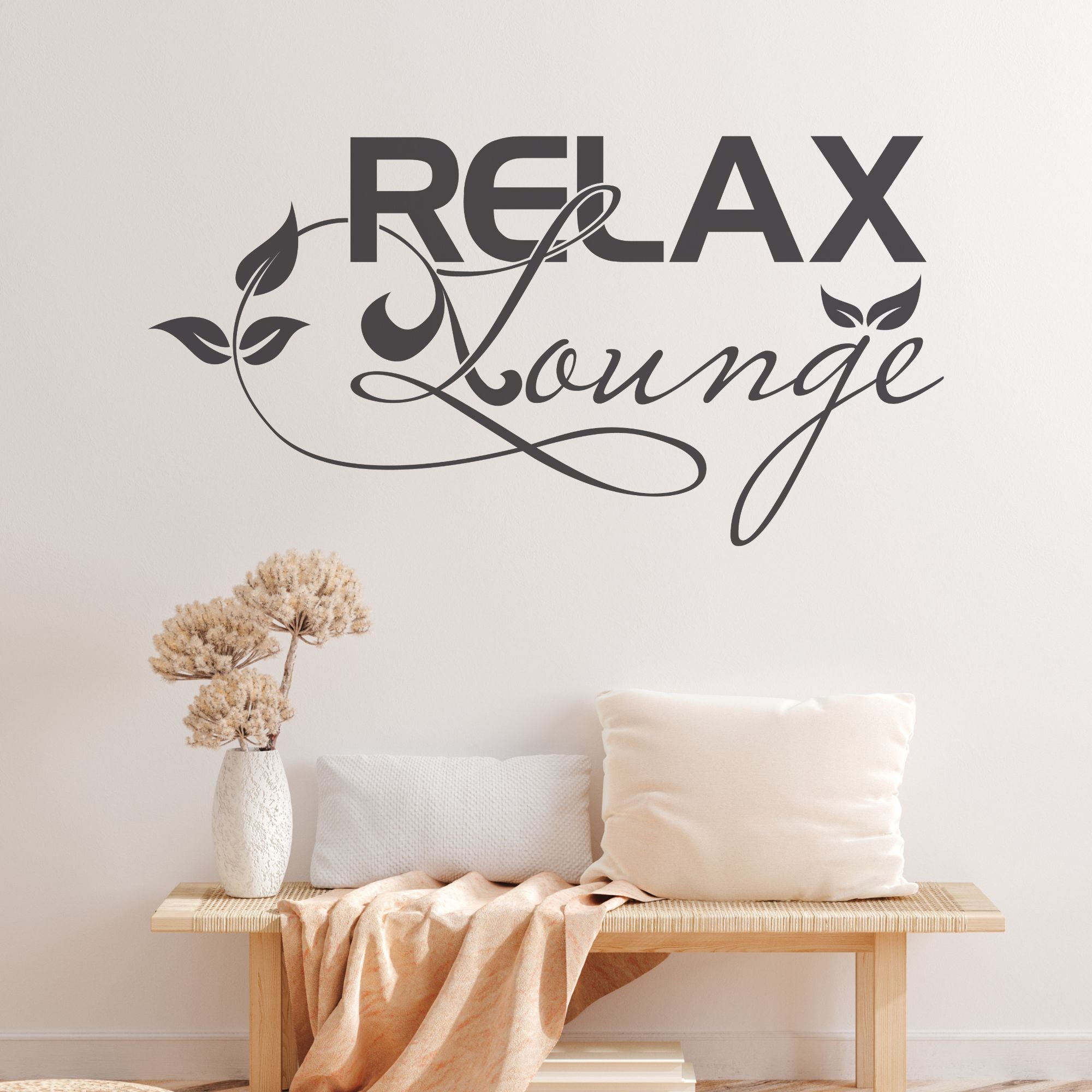 Wandtattoo "RELAX Lounge" in Schwarz mit Pflanzenmotiven.
