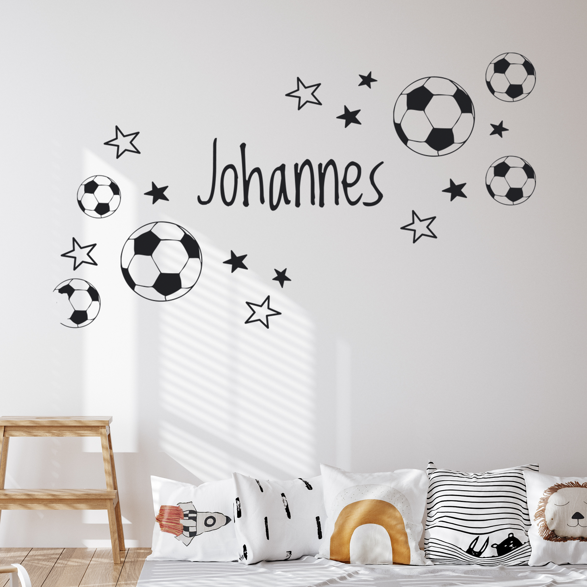 Wandtattoo mit Fußballmotiven und dem Namen Johannes in Schwarz.