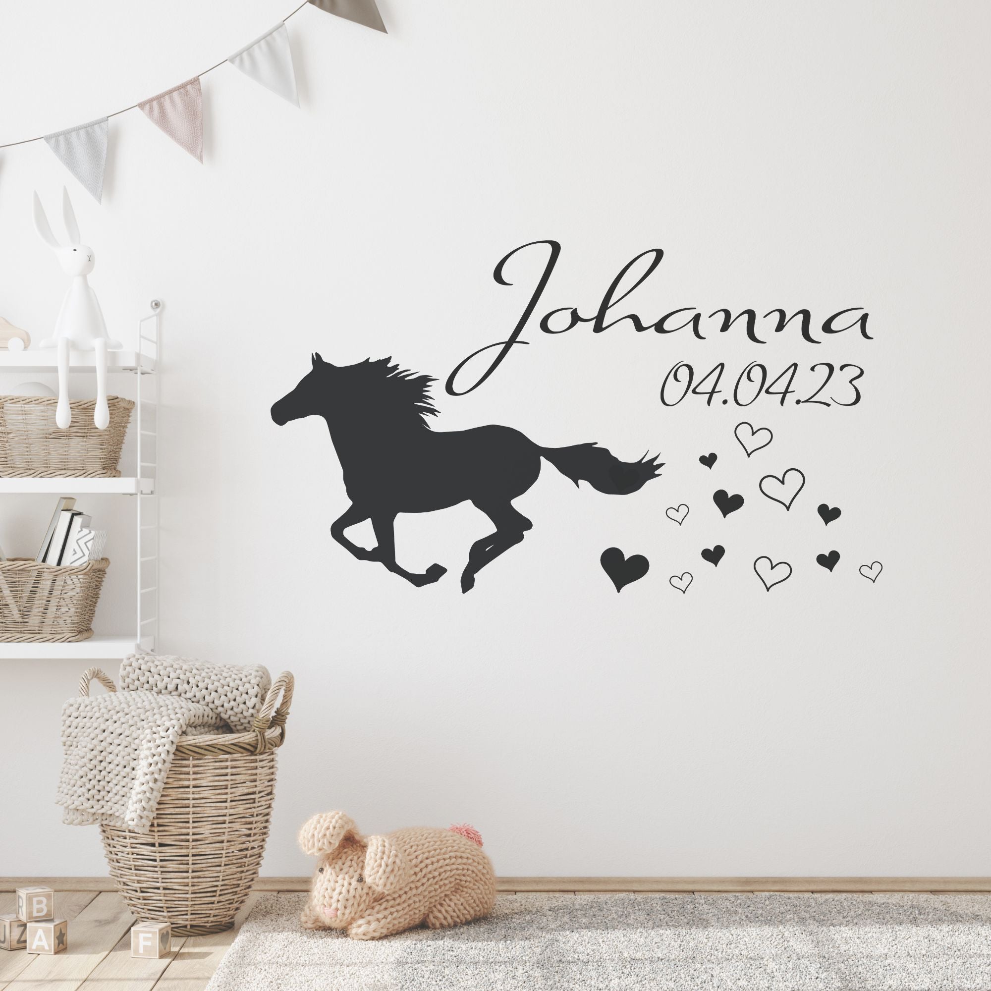 Schwarzes Wandtattoo mit Pferd und Namen Johanna.