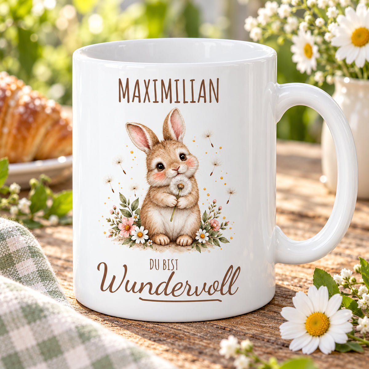 Schrägansicht: weiße Hase-Tasse, 330 ml, mit Wunschname und Du bist Wundervoll – Beispielname Maximilian
