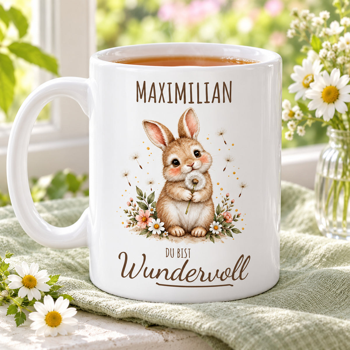 Alltagsansicht: weiße Hase-Tasse, 330 ml, mit Wunschname und Du bist Wundervoll – Beispielname Maximilian
