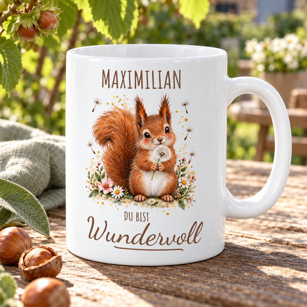 Schrägansicht: weiße Eichhörnchen-Tasse, 330 ml, mit Wunschname und Du bist Wundervoll – Beispielname Maximilian