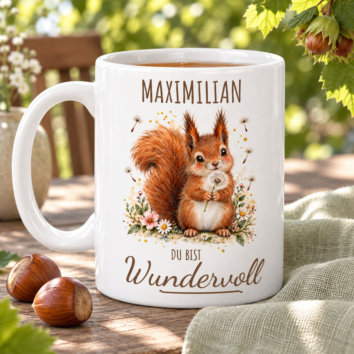 Alltagsansicht: weiße Eichhörnchen-Tasse, 330 ml, mit Wunschname und Du bist Wundervoll – Beispielname Maximilian