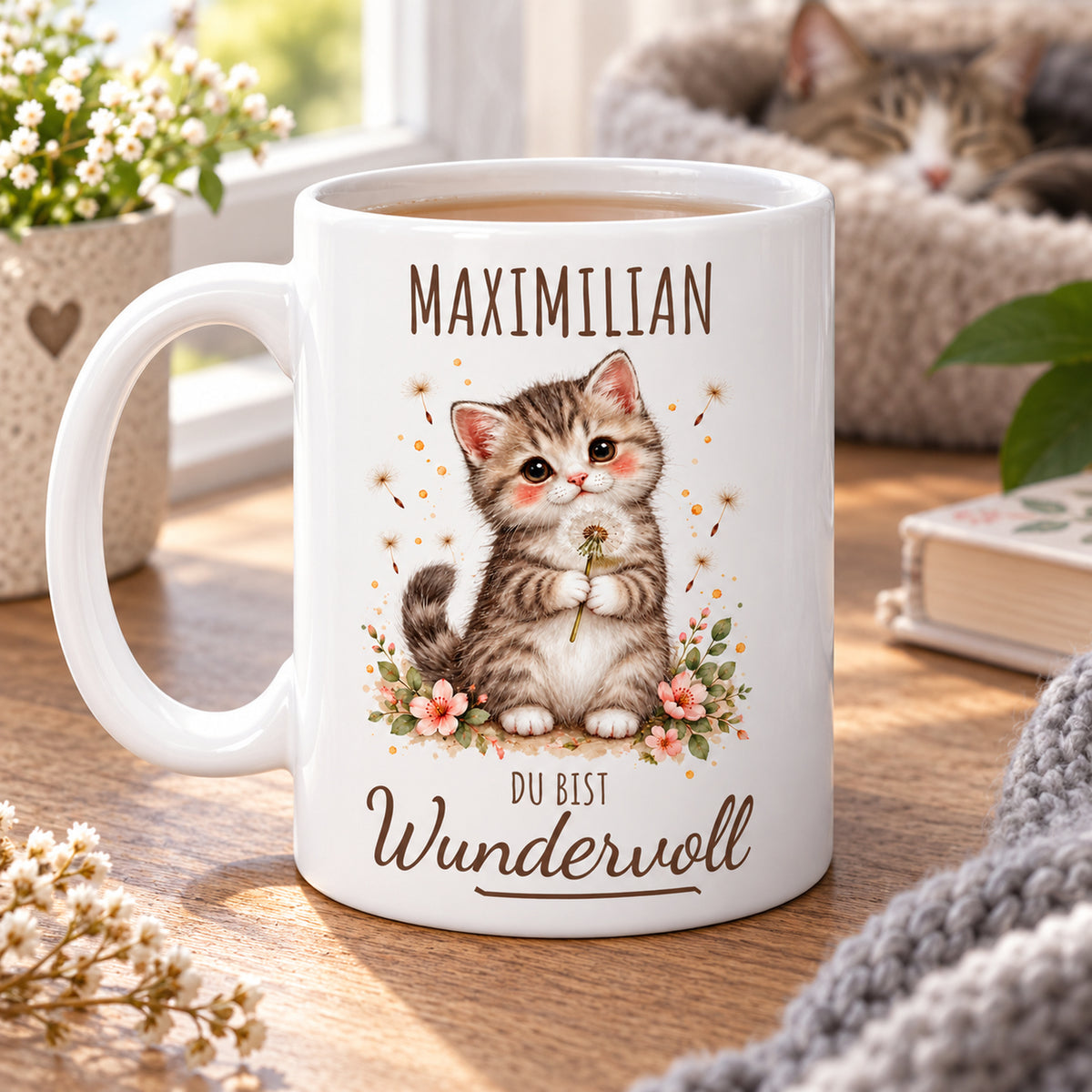 Alltagsansicht: weiße Kätzchen-Tasse, 330 ml, mit Wunschname und Du bist Wundervoll – Beispielname Maximilian
